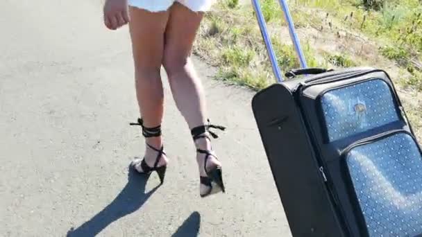 4K. beautiful sexy woman legs go  on  road. Back view — Stock Video