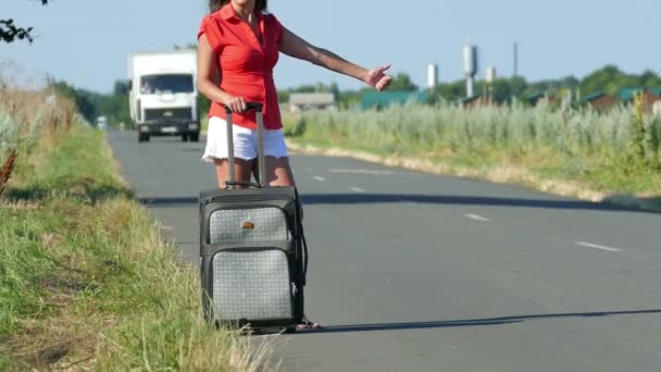 4 k. 美しいセクシーな大人の女性停止車道路上。ヒッチハイクしているチーム. — ストック動画
