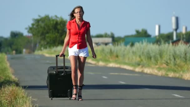 4K. Beautiful sexy adult woman go  on  road with suitcase. — Stock Video