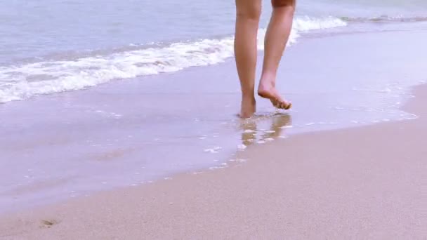 4К. Стройные женские ноги выходят на берег моря, на береговую линию — стоковое видео