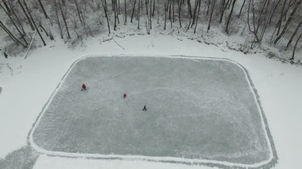Aérea 4K. Hasta el invierno lago congelado con la gente jugando hockey . — Vídeo de stock