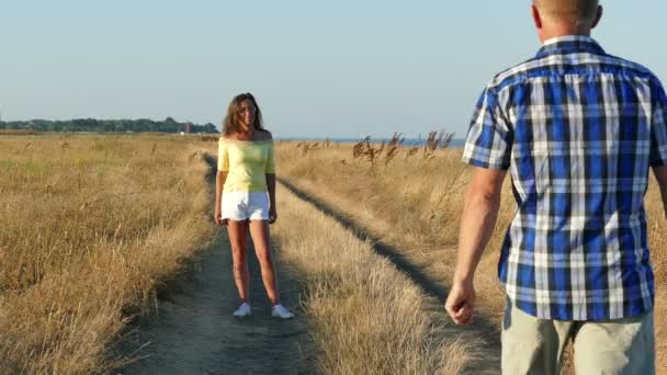 4 k. felnőtt pár közelében a tengerparton. A szerelem érzése — Stock videók