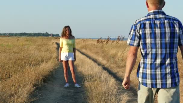 4K. Casal adulto perto do litoral. Sentimentos de amor — Vídeo de Stock