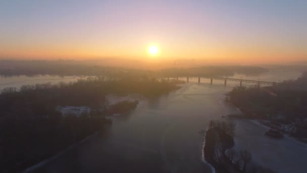 4k Antenne. über gefrorenen Stadtfluss, See und Brücke bei Sonnenaufgang, Sonnenuntergang. — Stockvideo