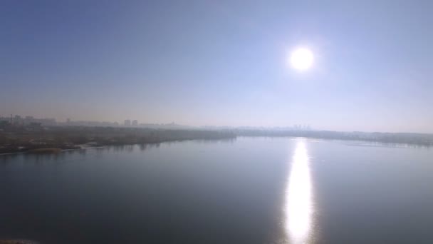 4k Antenne. Winter gefrorenen Fluss und Reflexion der Sonne im Wasser, zurück fliegen — Stockvideo