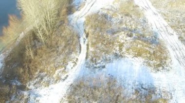  4k hava. Sırt çantası ile adam turistik göl arasında gider. Üstten Görünüm