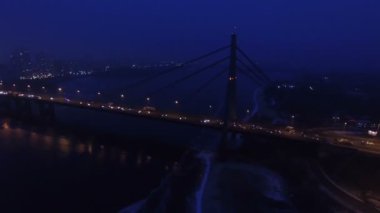  4k hava. Gece şehir Otoban araba trafik ve nehir üzerindeki köprü ile. Panorama 
