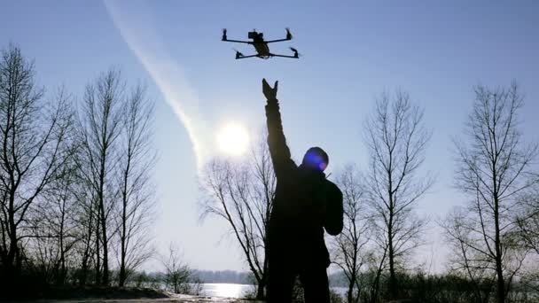 Muž pilot úlovky v ruce létající dron. Zpomalený pohyb — Stock video