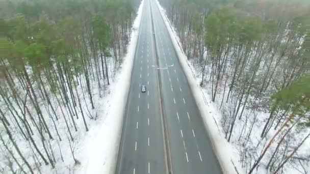 4k antenowe. Zimowe autostrady z samochodami w drewnie. Widok z góry przednie — Wideo stockowe