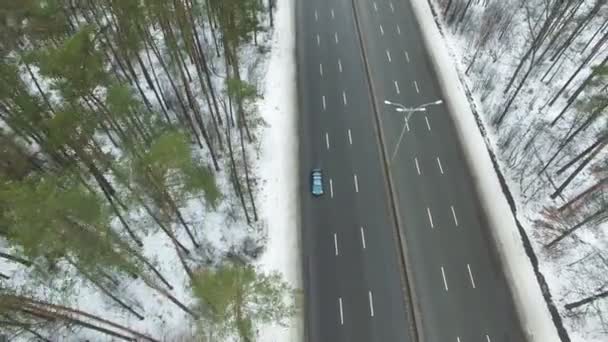 4K Aerial. Зимнее шоссе с машинами из дерева. Вид сверху — стоковое видео