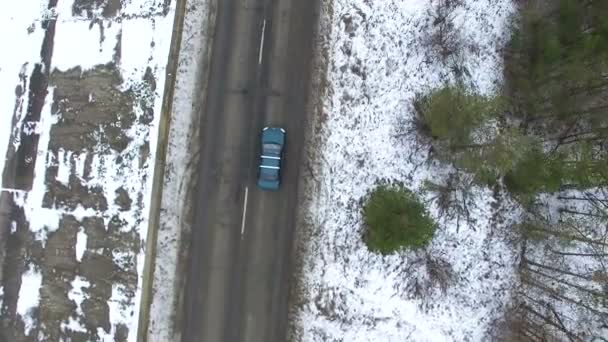 4K Aerial. Route d'hiver et voiture. Vue du dessus — Video