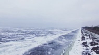   4k hava. Dondurulmuş deniz ya da göl yakınlarındaki kış yolu. Kış Krallığı