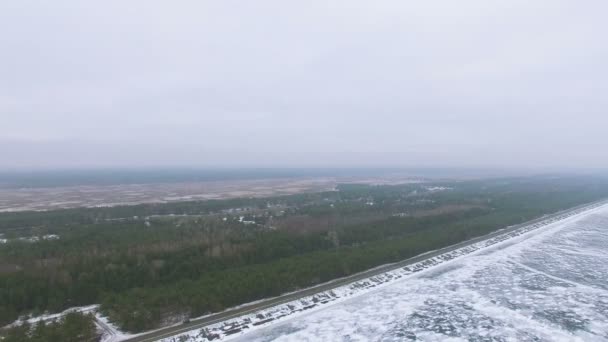 4k hava. Kış manzarası, yola yakın donmuş deniz ya da göl. Panorama — Stok video