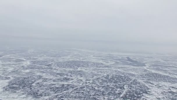 4k εναέρια. Χειμωνιάτικο τοπίο, δρόμος κοντά παγωμένη θάλασσα ή λίμνη. Πανόραμα — Αρχείο Βίντεο
