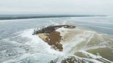   4k hava. Kış manzarası, sinek donmuş deniz küçük ada üzerinde . 