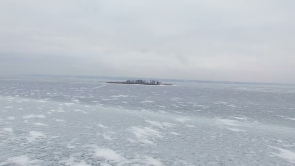 4K Aerial. Paysage d'hiver, mer gelée avec petite île  . — Video