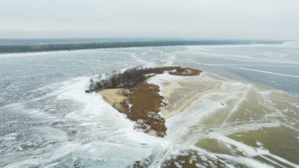 4k antenowe. Pejzaż zimowy, latać nad mała wyspa na zamarznięte morze . — Wideo stockowe