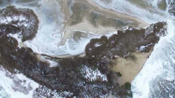 4K Aerial. Sopra la piccola isola nel mare ghiacciato. Vista dall'alto — Video Stock