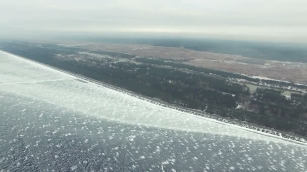 4 k 航空。海と海岸線を凍結の冬の風景 — ストック動画