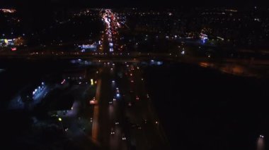 4k hava. Yukarı gece City araba trafik otoyol yangınlar ile üzerinde