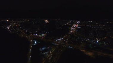 4k hava. Gece şehir araçları yangınlar ile karayolu trafik 