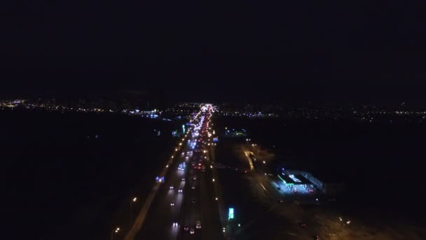 4k luchtfoto. Nacht stadsauto's verkeer snelweg met branden — Stockvideo