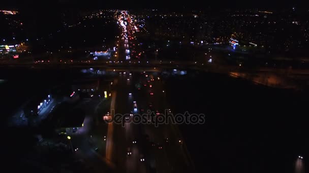 4k luchtfoto. Omhoog over Night City auto verkeer snelweg met branden — Stockvideo