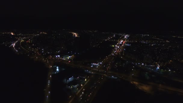 4k antenn. Night City bilar trafikerar motorvägen med bränder — Stockvideo