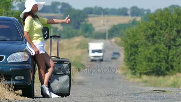 4 k. gorące lato i gorąco kobieta. Sexy kobieta zatrzymanie samochodu na drodze. Autostopem zespołu. — Wideo stockowe