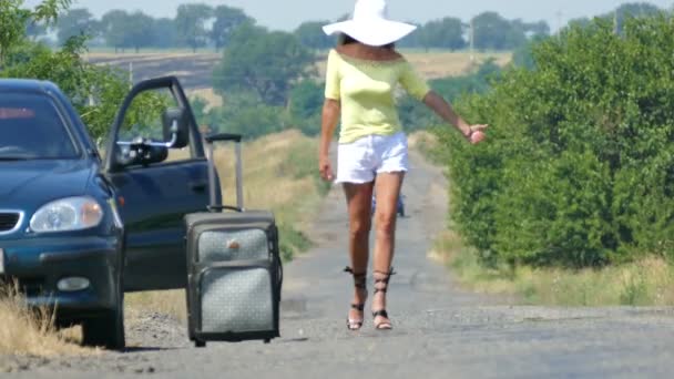 4 k. gorące lato i gorąco kobieta. Sexy kobieta prosić o pomoc na drodze. Autostopem zespołu. — Wideo stockowe