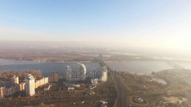  4k hava. Binalar ve nehir şehir kentsel peyzaj üzerinde. Yanal uçuş