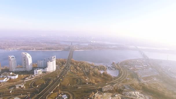 4 k 航空。市建物と川冬都市の風景。水平飛行 — ストック動画