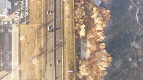 4K Aerial. Sur l'autoroute urbaine d'hiver de ville avec des voitures. Vue du dessus — Video