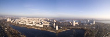  Hava. Şehir manzarası ile bina ve yükseklik nehirden. Panorama
