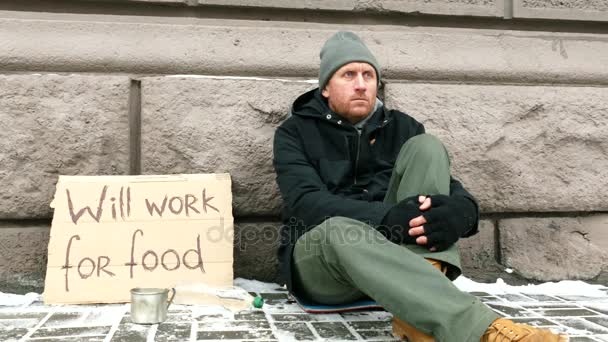 4K. Hombre hambriento adulto desesperación busca trabajo en la calle de la ciudad . — Vídeos de Stock