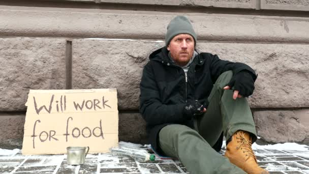 4K. Homme désespéré affamé adulte cherche du travail dans la rue de la ville . — Video