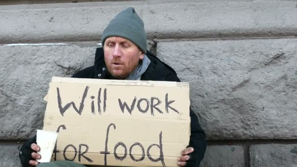 4K. I senzatetto adulti disperano man city street con vetro di carta. Da vicino. — Video Stock