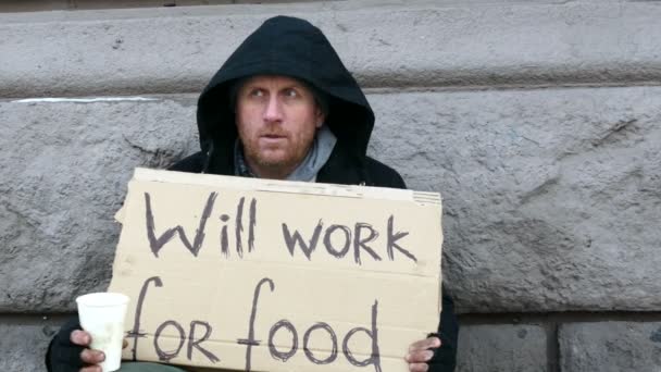 4 k. felnőtt hajléktalan ember város utca, papír pohár kétségbeesés. Közelről — Stock videók