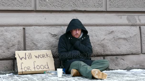 4K.  Few money for Homeless  despair man  in  city street . Unemployment  beggar symbol — Stock Video