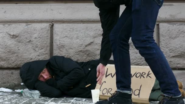 4 k. staden vinter street och hemlösa arbetslöshet vuxen man har handout . — Stockvideo