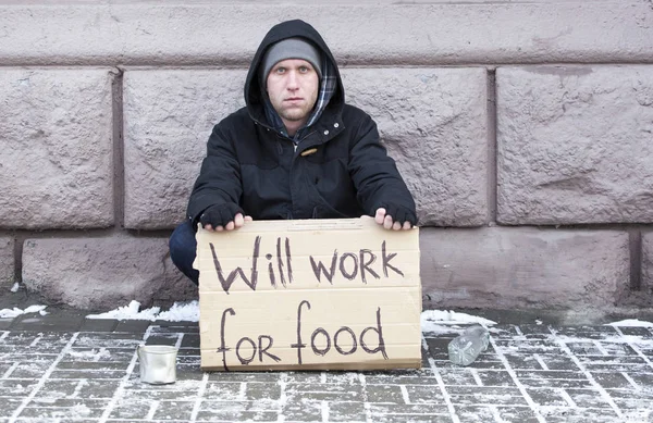 La desesperación de la pobreza. Joven hombre deprimido con cartón en busca de trabajo —  Fotos de Stock