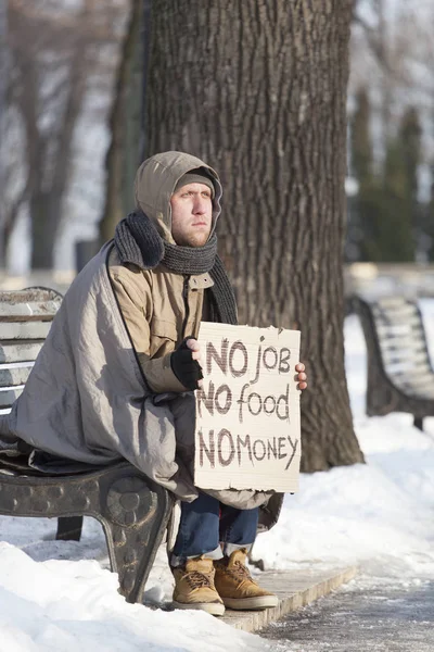  Kış Şehir Parkı genç aç evsiz adam yardım isteyin