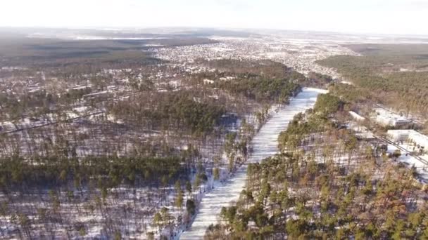 4k luchtfoto. Voorsteden met huizen, bos, bevroren rivier. — Stockvideo