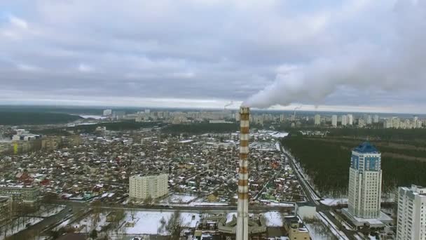 4k luchtfoto. Winter industriële stadsgezicht met rook van pijp-elektriciteitscentrale. — Stockvideo