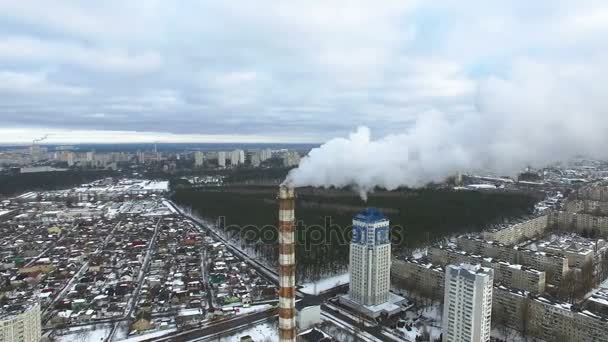 4K Aerial. Зимний современный город с дымом трубной электростанции. Боковой рейс . — стоковое видео