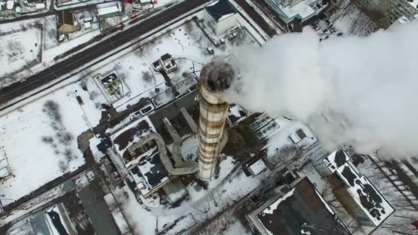 Aérea 4K. Invierno moderna ciudad con humo de la central eléctrica de tuberías. Vista superior — Vídeo de stock