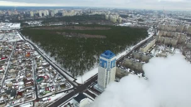 4k luchtfoto. Winter moderne stad met rook van pijp elektriciteitscentrale. Camera tilt — Stockvideo