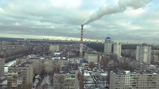 4k légi. Téli ipari városkép, füst cső erőmű. — Stock videók