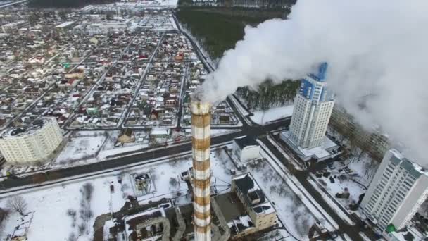 Aérea 4K. Tubería de la antigua central eléctrica con humo. Emisiones nocivas — Vídeos de Stock