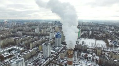 4k hava. Boru şehir santral dumanlı. Kamera düşürücü ile uçuş